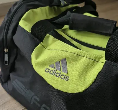 Bolso deportivo Adidas negro y verde - miniatura 1