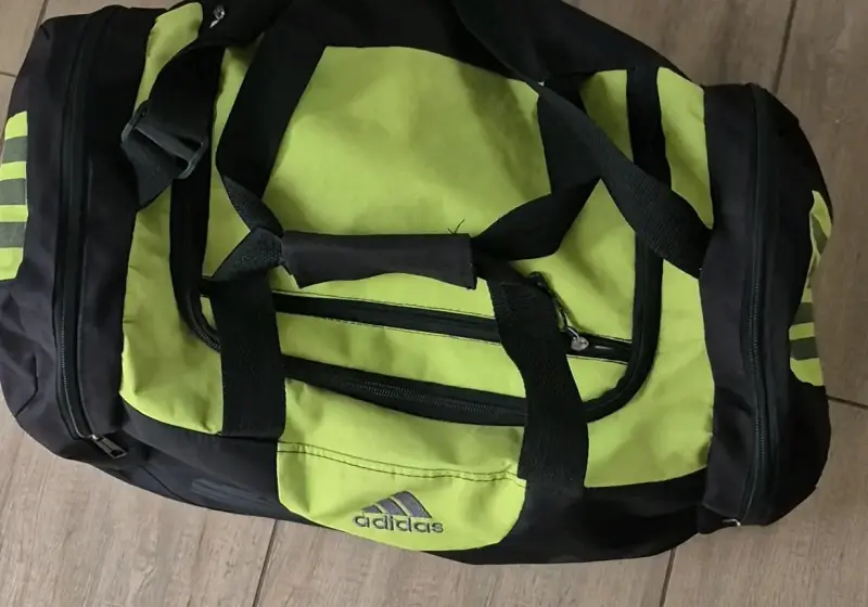 Bolso deportivo Adidas negro y verde - 2