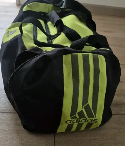 Bolso deportivo Adidas negro y verde - miniatura 3