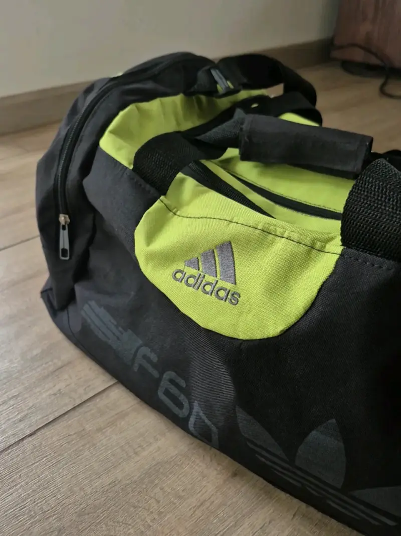 Bolso deportivo Adidas negro y verde - 4
