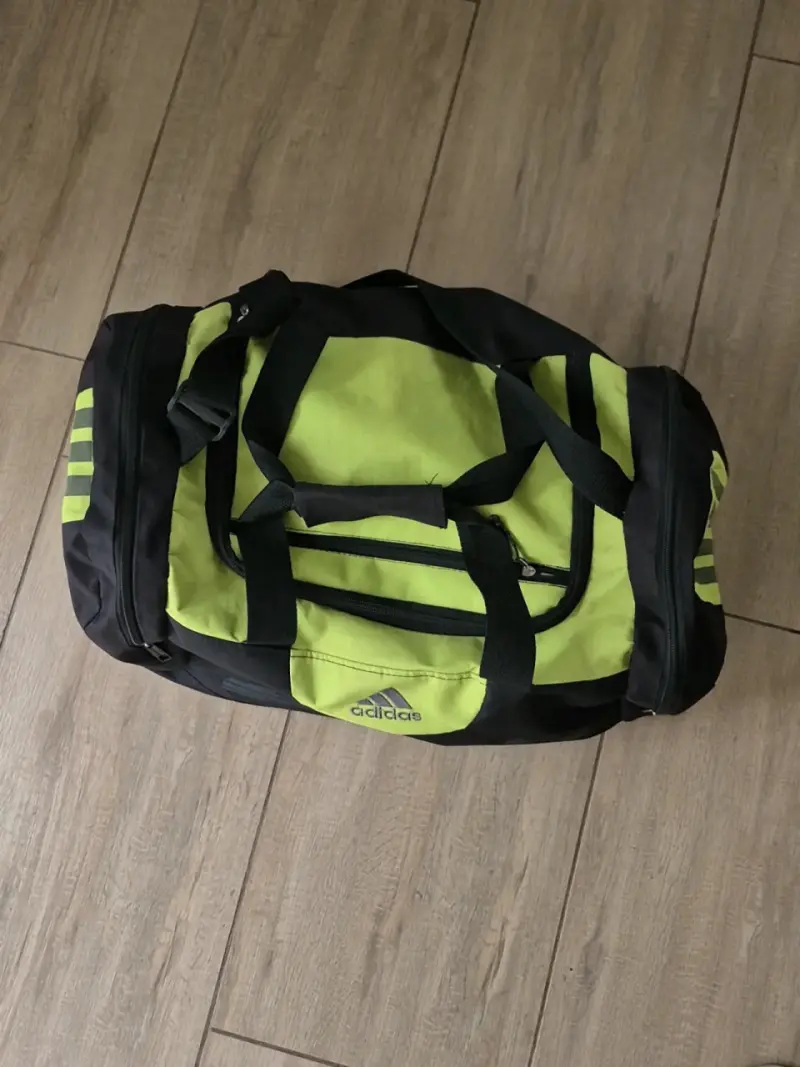 Bolso deportivo Adidas negro y verde - 5