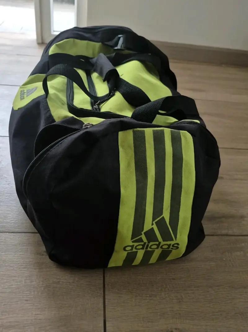 Bolso deportivo Adidas negro y verde - 6