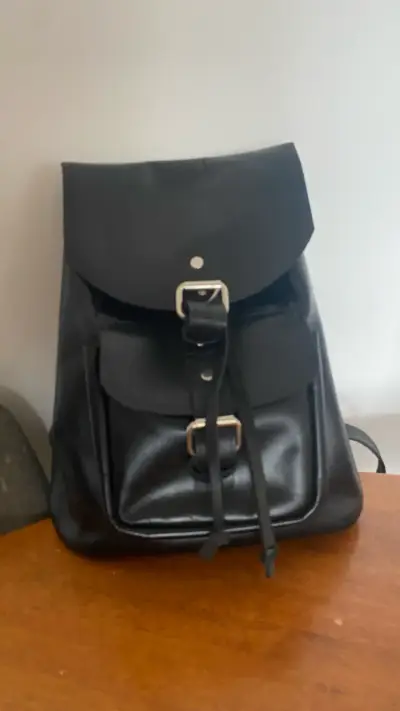 Mochila negra de cuero con hebillas - miniatura 1