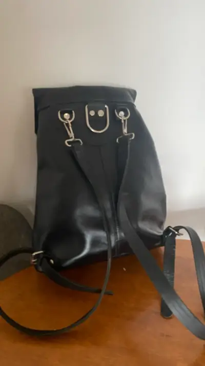 Mochila negra de cuero con hebillas - miniatura 2