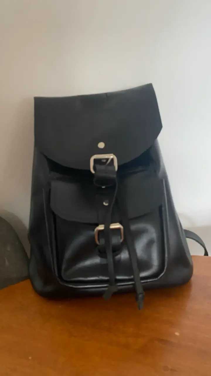 Mochila negra de cuero con hebillas - 3