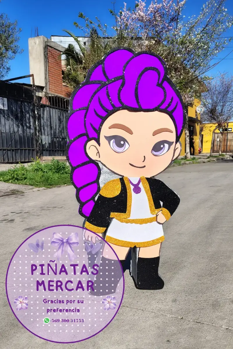 Piñata de personaje animado con diseño colorido - 1