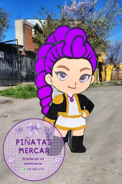 Piñata de personaje animado con diseño colorido - miniatura 1
