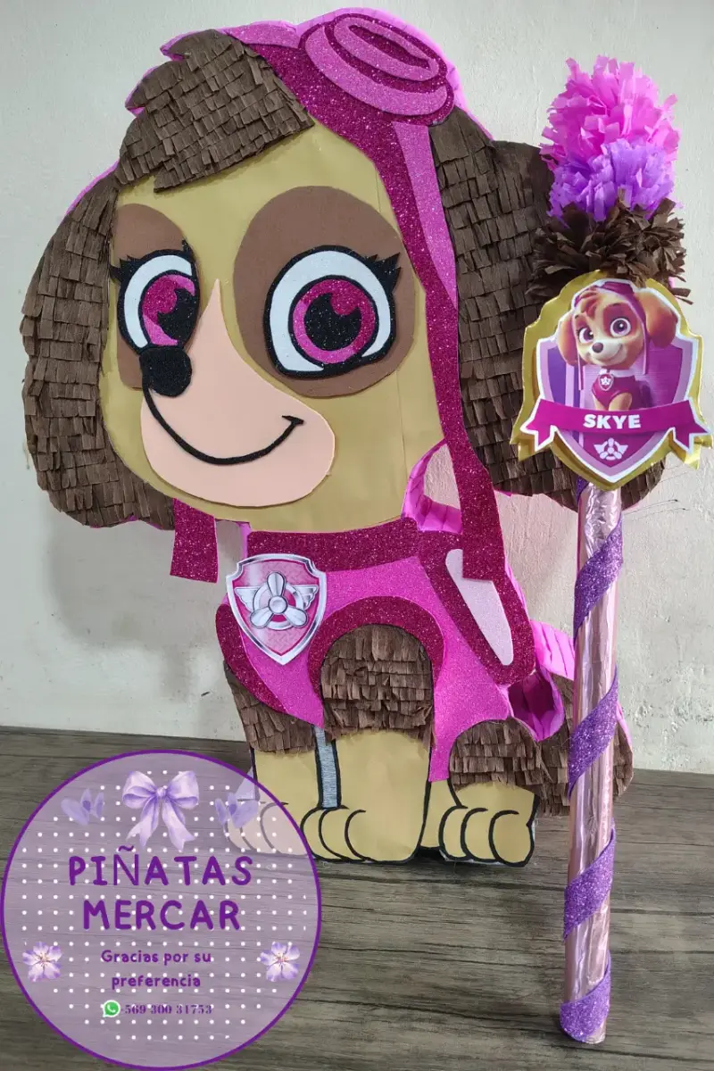 Piñata de personaje animado con diseño colorido - 3