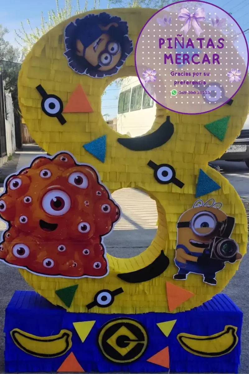 Piñata de personaje animado con diseño colorido - 5
