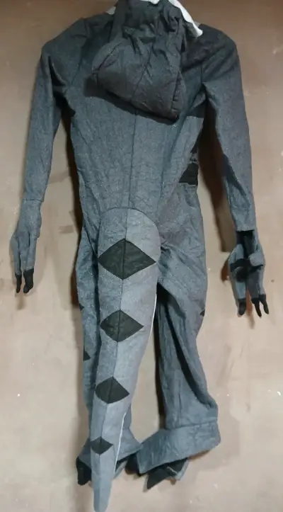 Disfraz de dinosaurio gris  talla 8 a 10 años. - miniatura 2