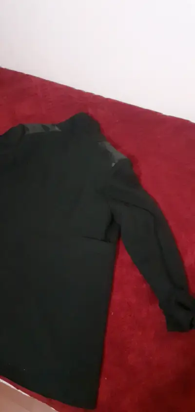 Abrigo negro de mujer con botones metálicos - miniatura 4