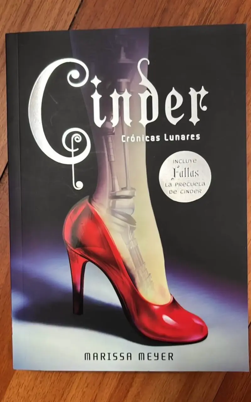 Cinder Crónicas Lunares de Marissa Meyer