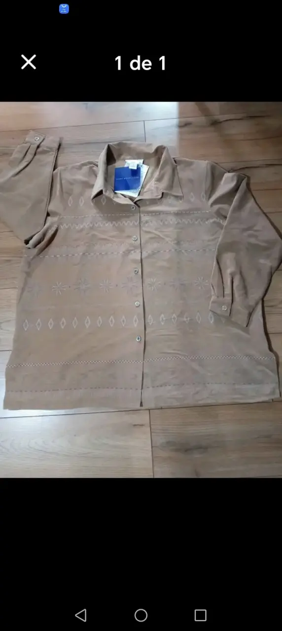 Camisa beige con diseño geométrico