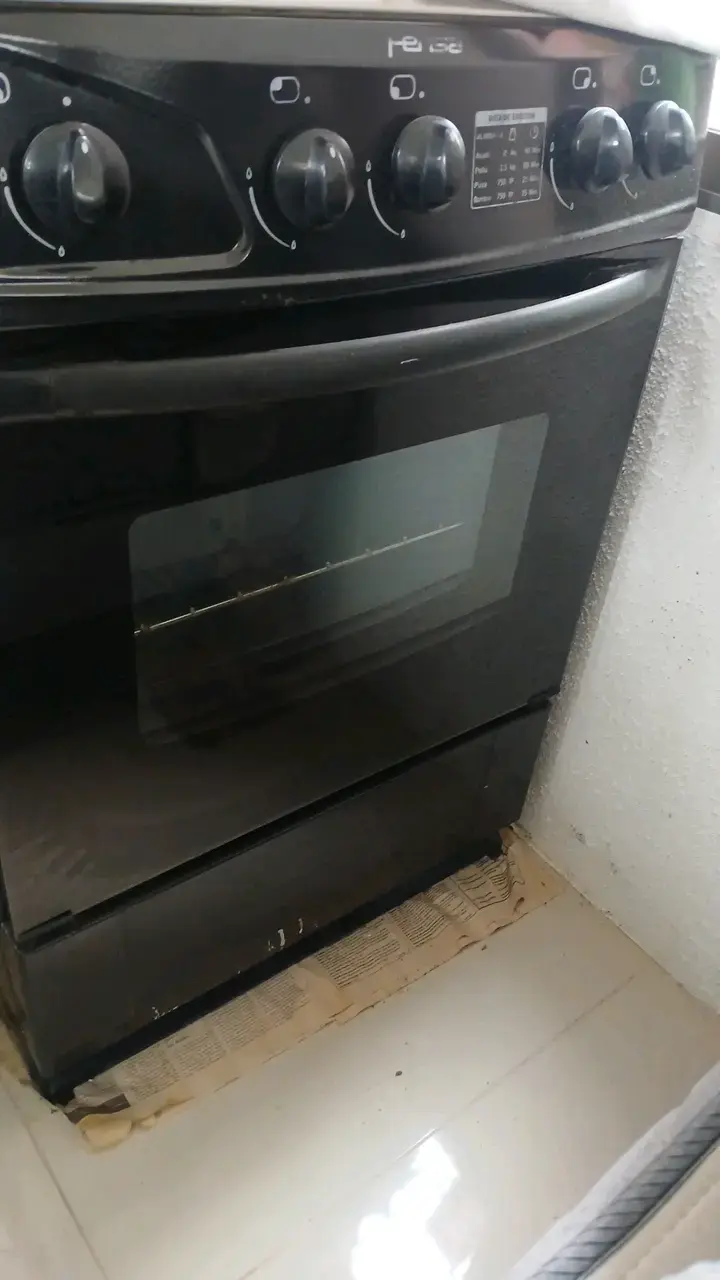 Cocina a gas negra con horno incorporado
