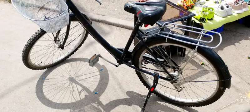 Bicicleta urbana negra con canasto