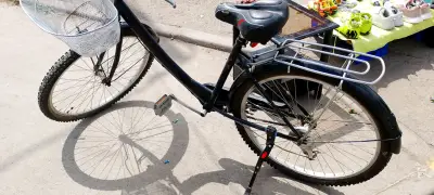 Bicicleta urbana negra con canasto - miniatura 1