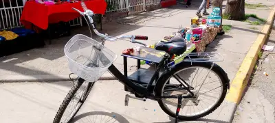 Bicicleta urbana negra con canasto - miniatura 2