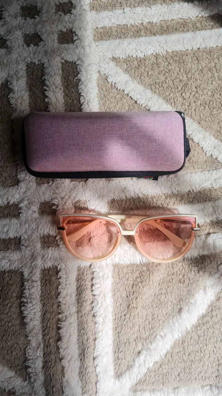 Gafas de sol rosadas con estuche