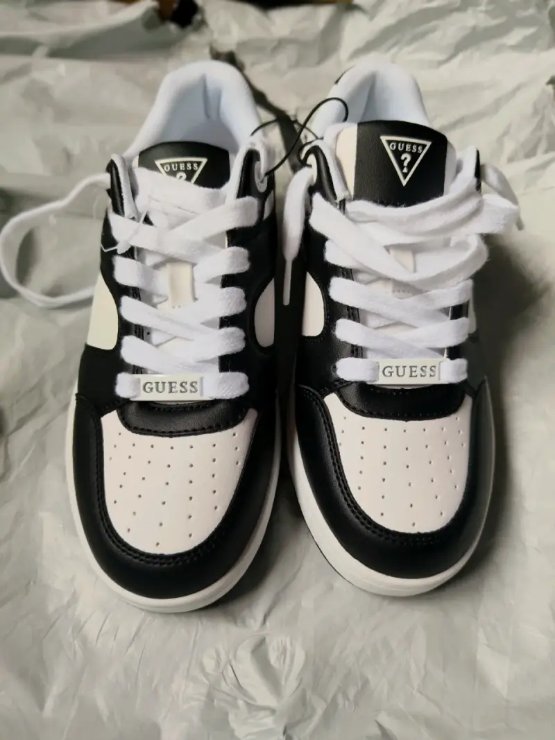 Zapatillas deportivas blancas y negras Guess