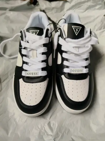 Zapatillas deportivas blancas y negras Guess - miniatura 1