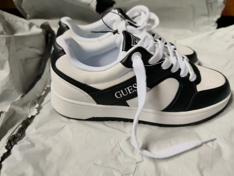 Zapatillas deportivas blancas y negras Guess - 2