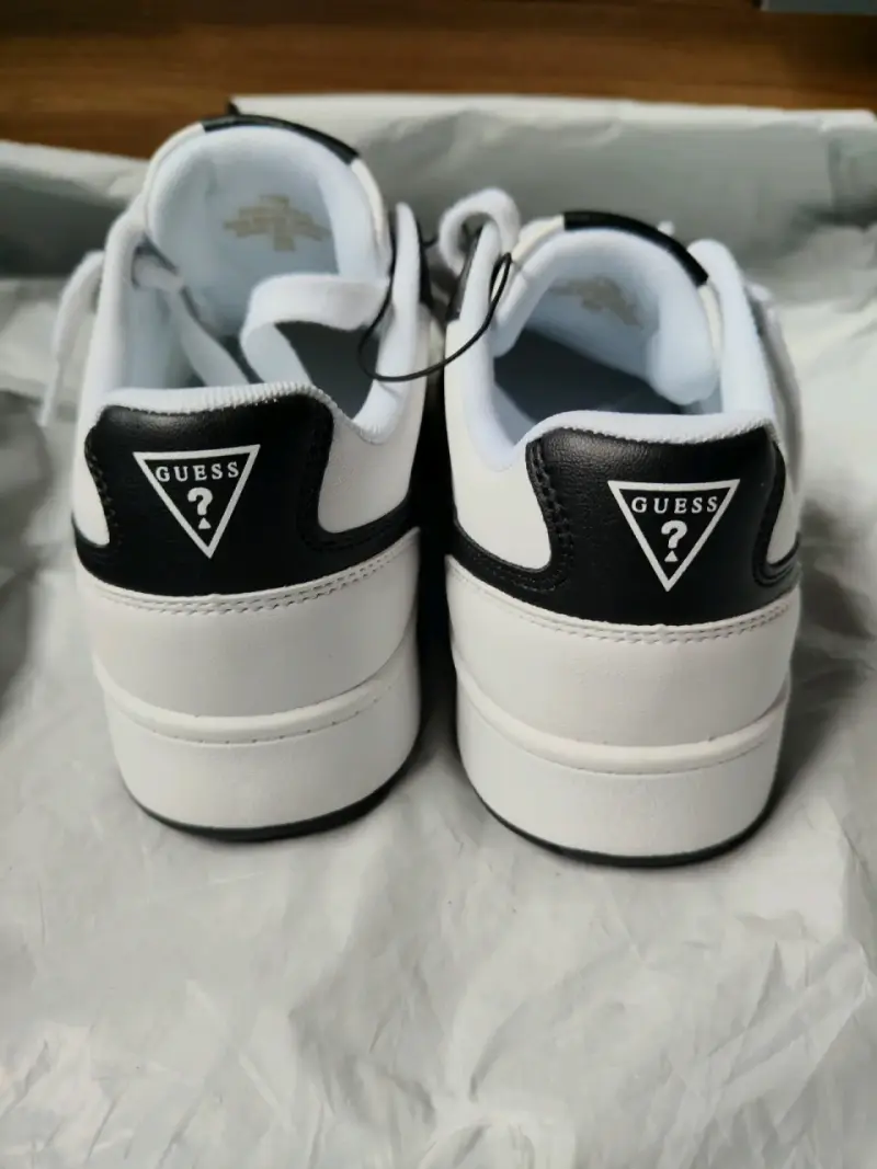 Zapatillas deportivas blancas y negras Guess - 3