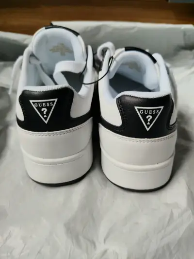 Zapatillas deportivas blancas y negras Guess - miniatura 3