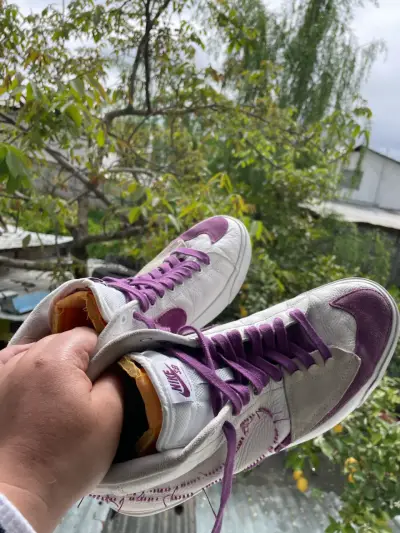 Zapatillas Nike SB Dunk Low Pro Blancas y Moradas - miniatura 3