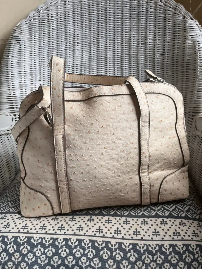 Bolso de cuero beige con textura elegante