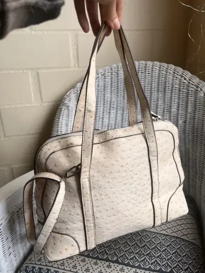 Bolso de cuero beige con textura elegante - miniatura 2