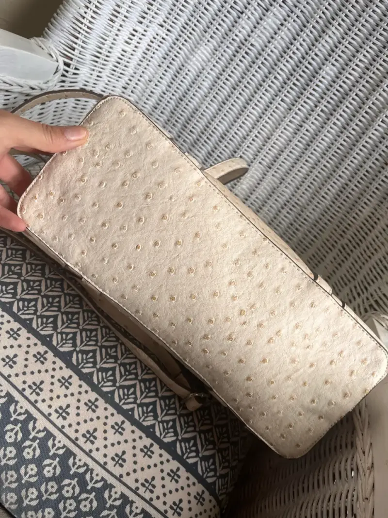 Bolso de cuero beige con textura elegante - 3