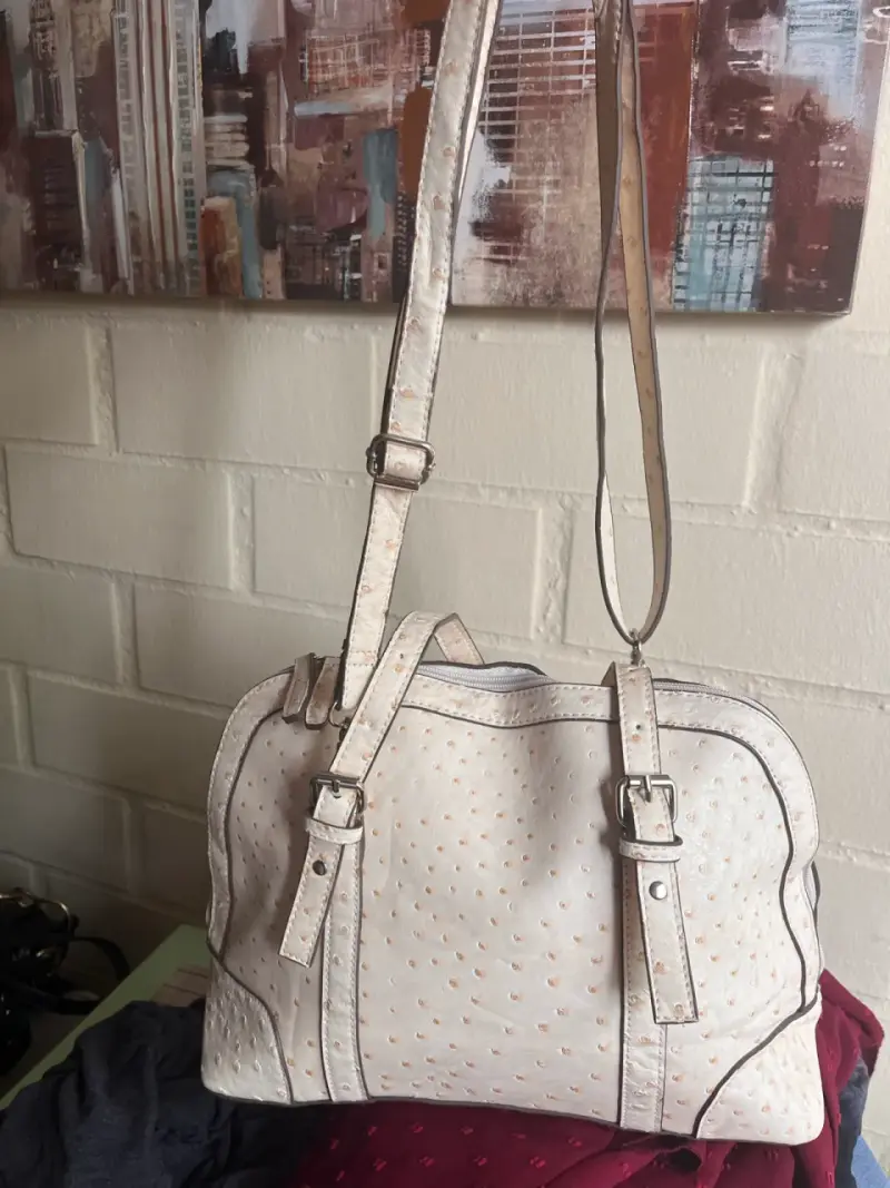 Bolso de cuero beige con textura elegante - 4