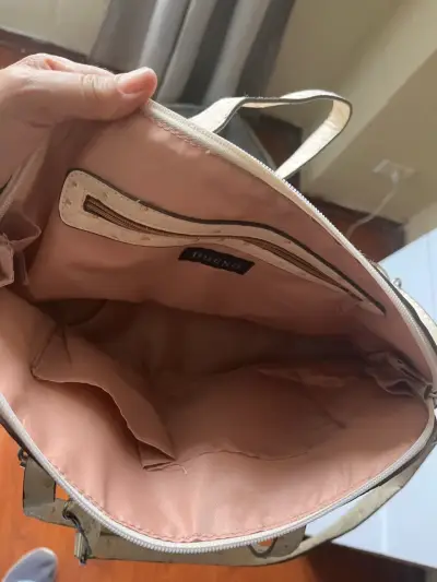 Bolso de cuero beige con textura elegante - miniatura 5