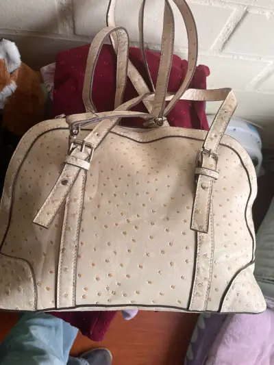 Bolso de cuero beige con textura elegante - miniatura 6