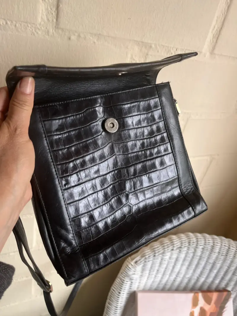 Cartera de cuero negra con diseño de cocodrilo