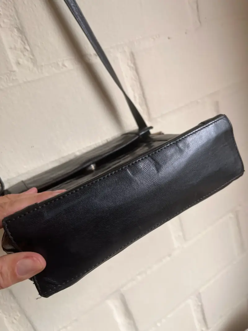 Cartera de cuero negra con diseño de cocodrilo - 2