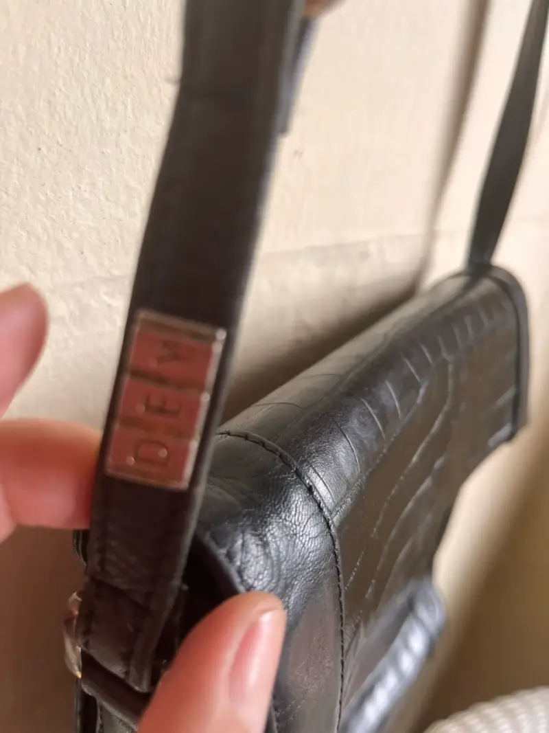 Cartera de cuero negra con diseño de cocodrilo - 3