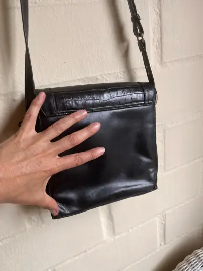 Cartera de cuero negra con diseño de cocodrilo - miniatura 4