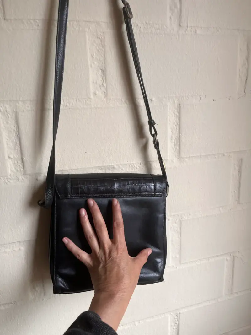 Cartera de cuero negra con diseño de cocodrilo - 5
