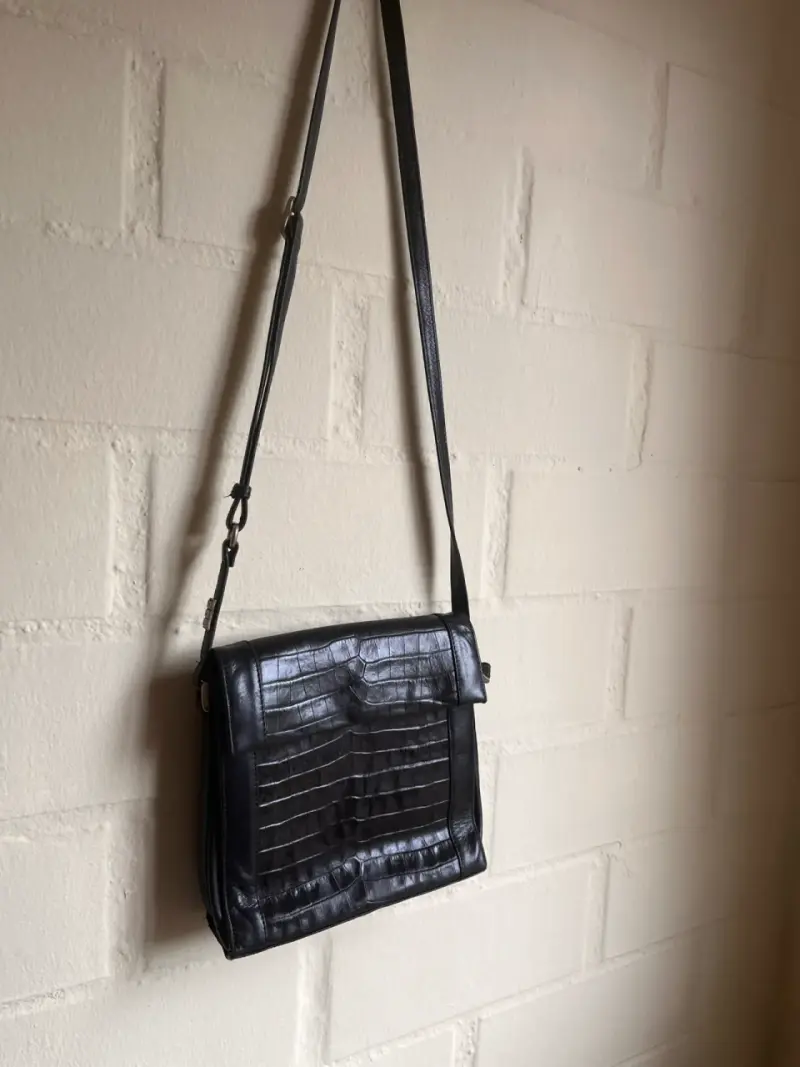 Cartera de cuero negra con diseño de cocodrilo - 6