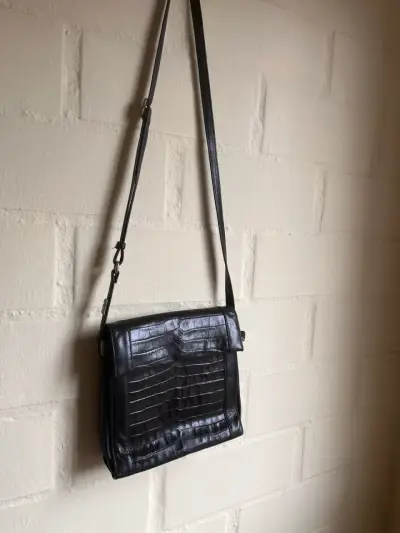 Cartera de cuero negra con diseño de cocodrilo - miniatura 6