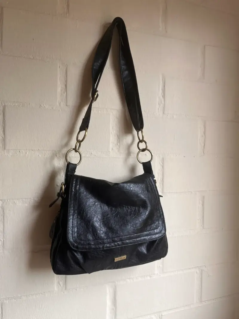 Cartera de cuero negra con detalles dorados