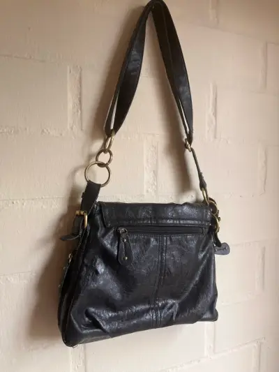 Cartera de cuero negra con detalles dorados - miniatura 2