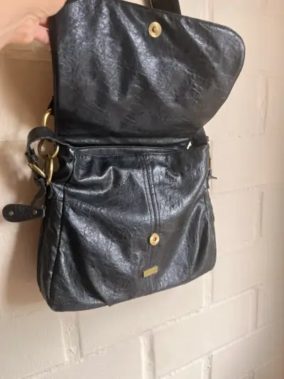 Cartera de cuero negra con detalles dorados - miniatura 3