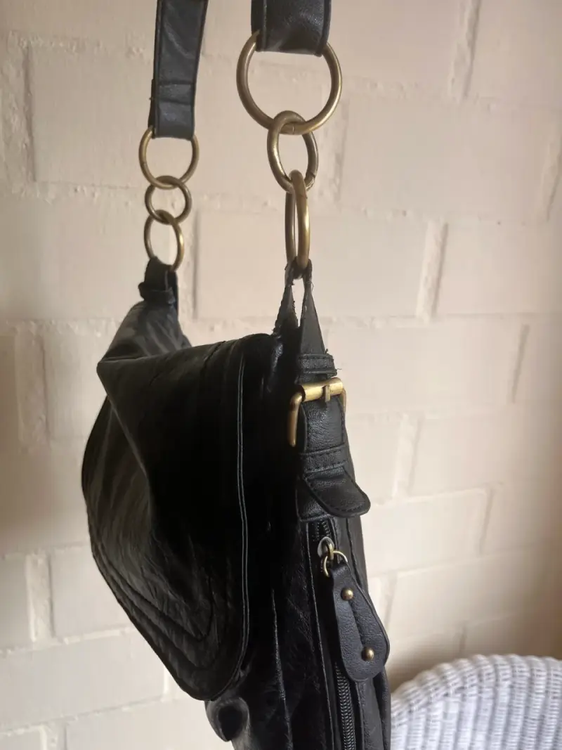 Cartera de cuero negra con detalles dorados - 4