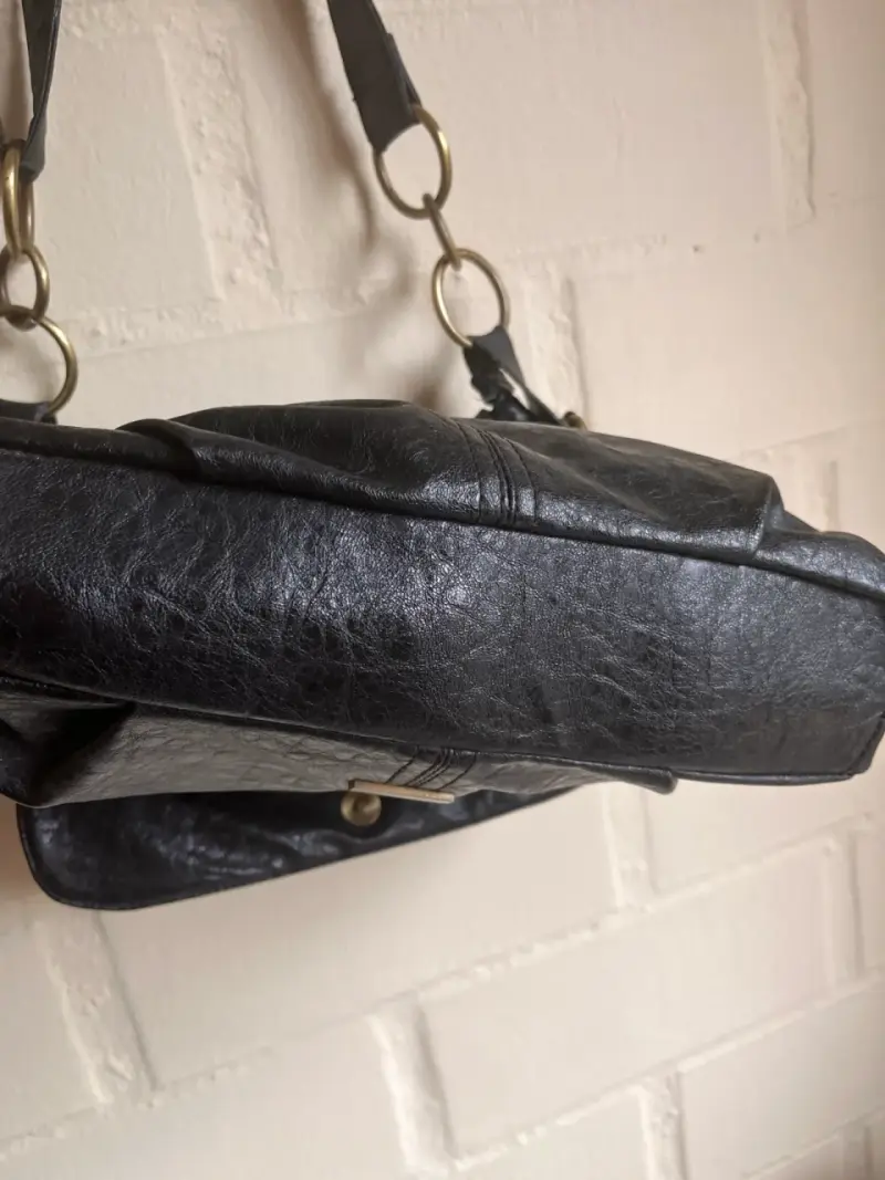 Cartera de cuero negra con detalles dorados - 5