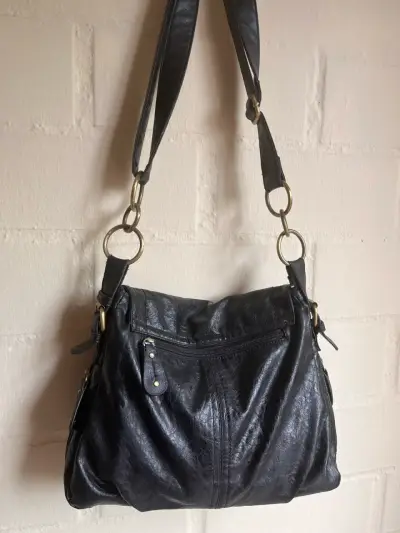 Cartera de cuero negra con detalles dorados - miniatura 6