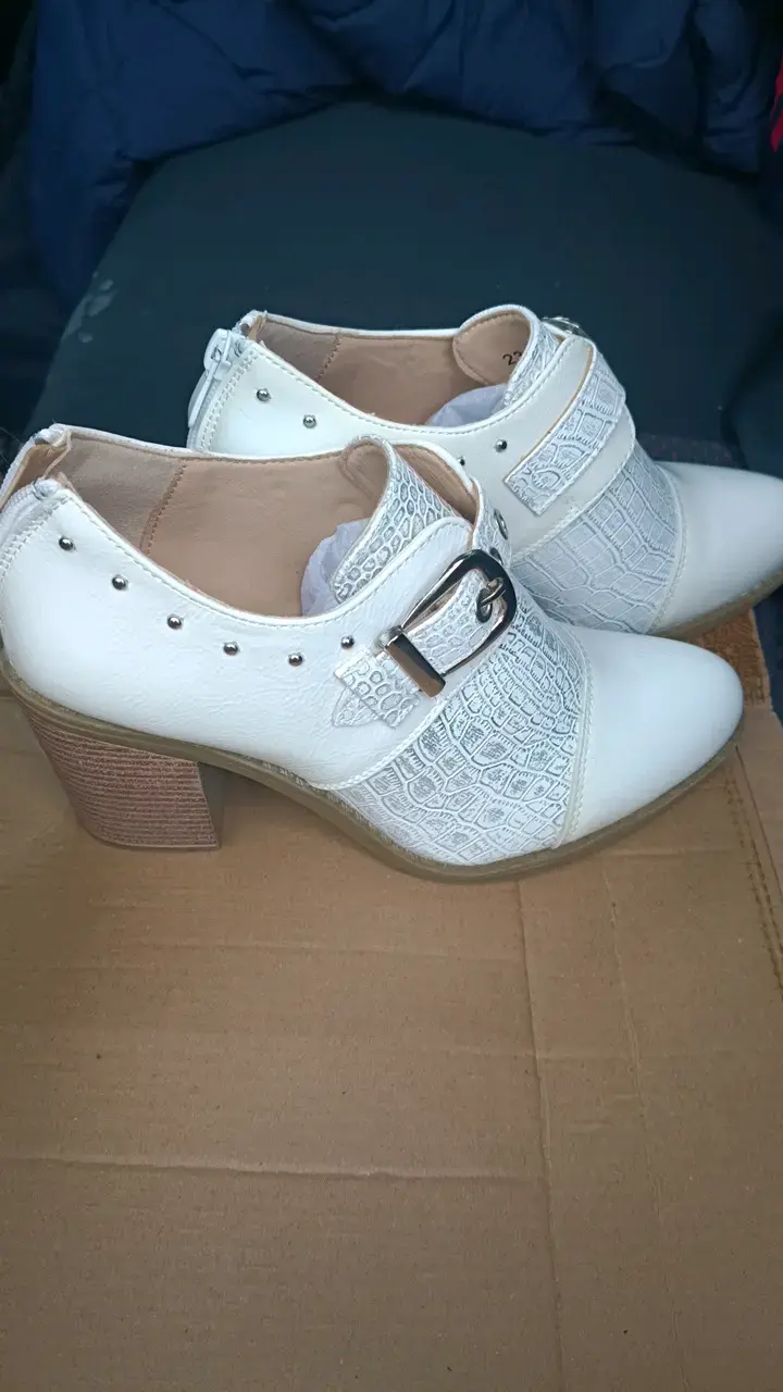 Zapatos de tacón blanco con hebilla decorativa