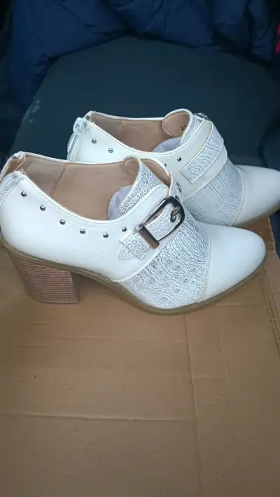 Zapatos de tacón blanco con hebilla decorativa - miniatura 1