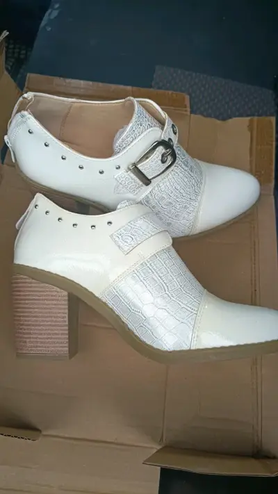 Zapatos de tacón blanco con hebilla decorativa - miniatura 2